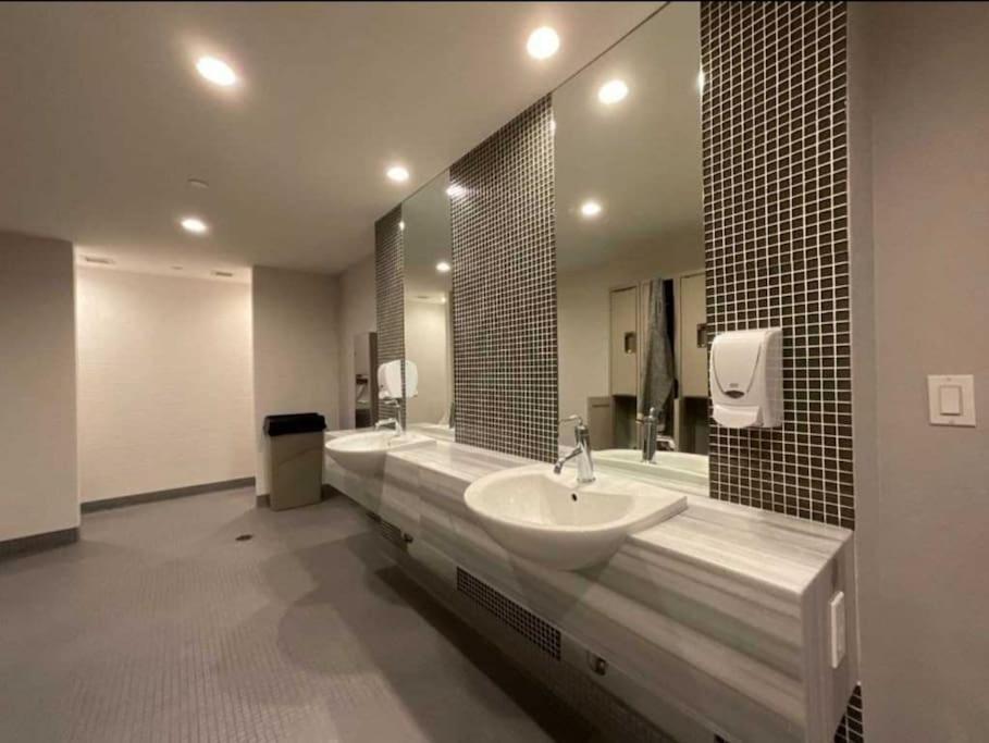 Cn Tower View With Free Parking, Pool, & More Amenities Toronto Eksteriør bilde